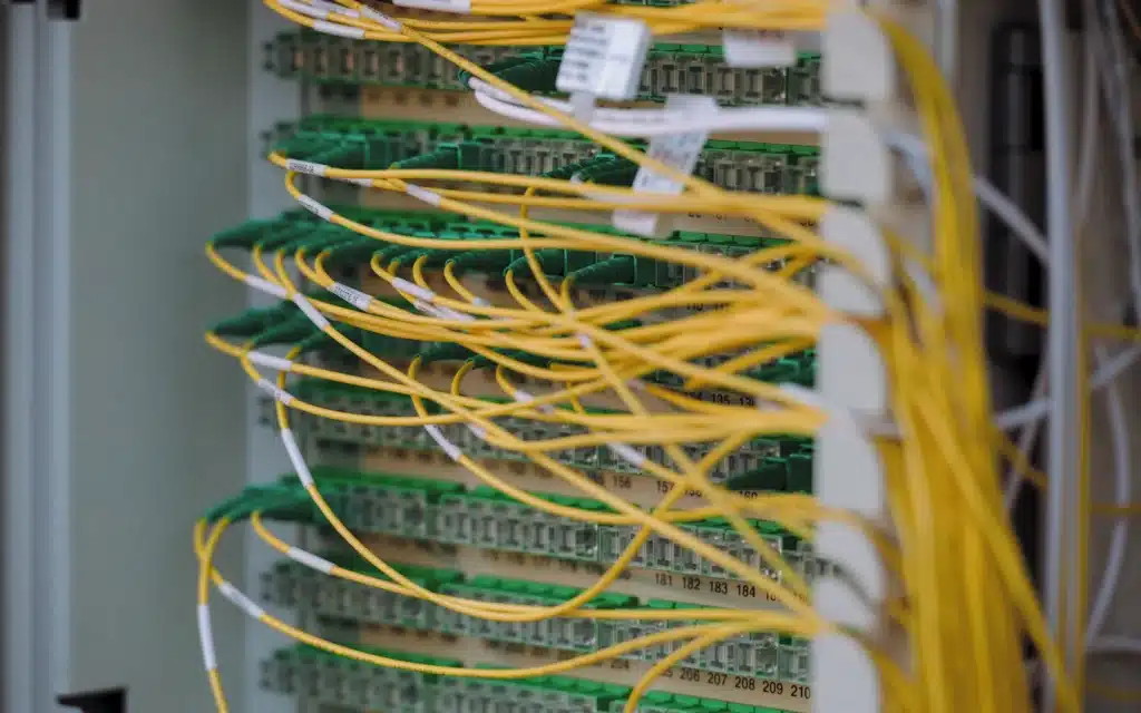 Netzwerkkabel in einem Serverschrank