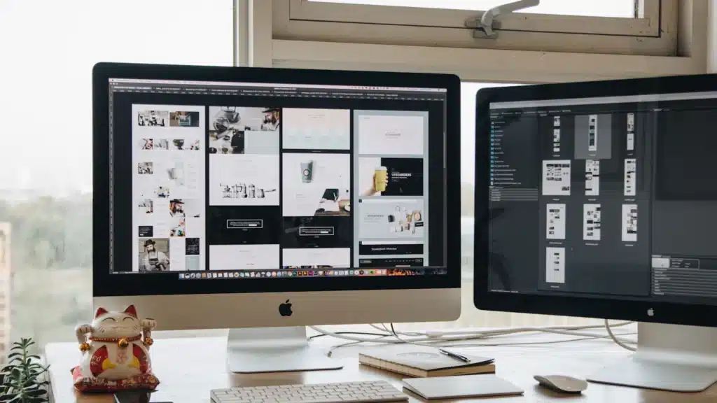 Schreibtisch mit Computer für Webdesign