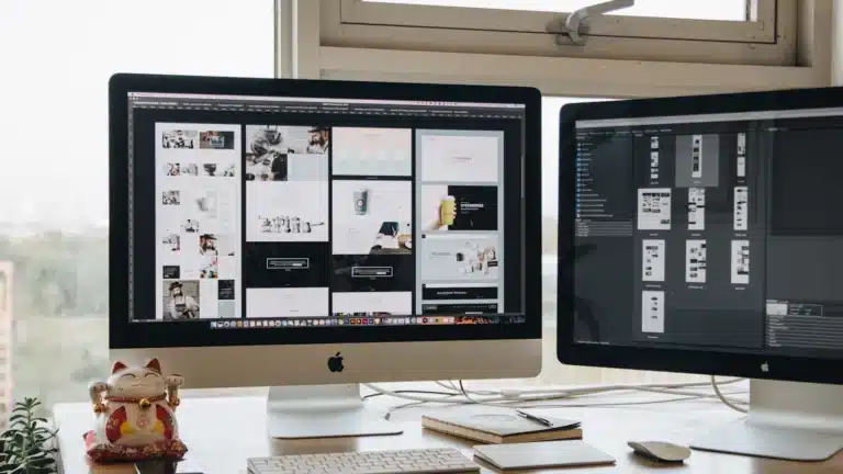 Schreibtisch mit Computer für Webdesign
