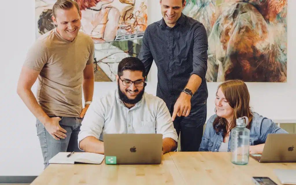 Team bespricht ein Projekt am Laptop
